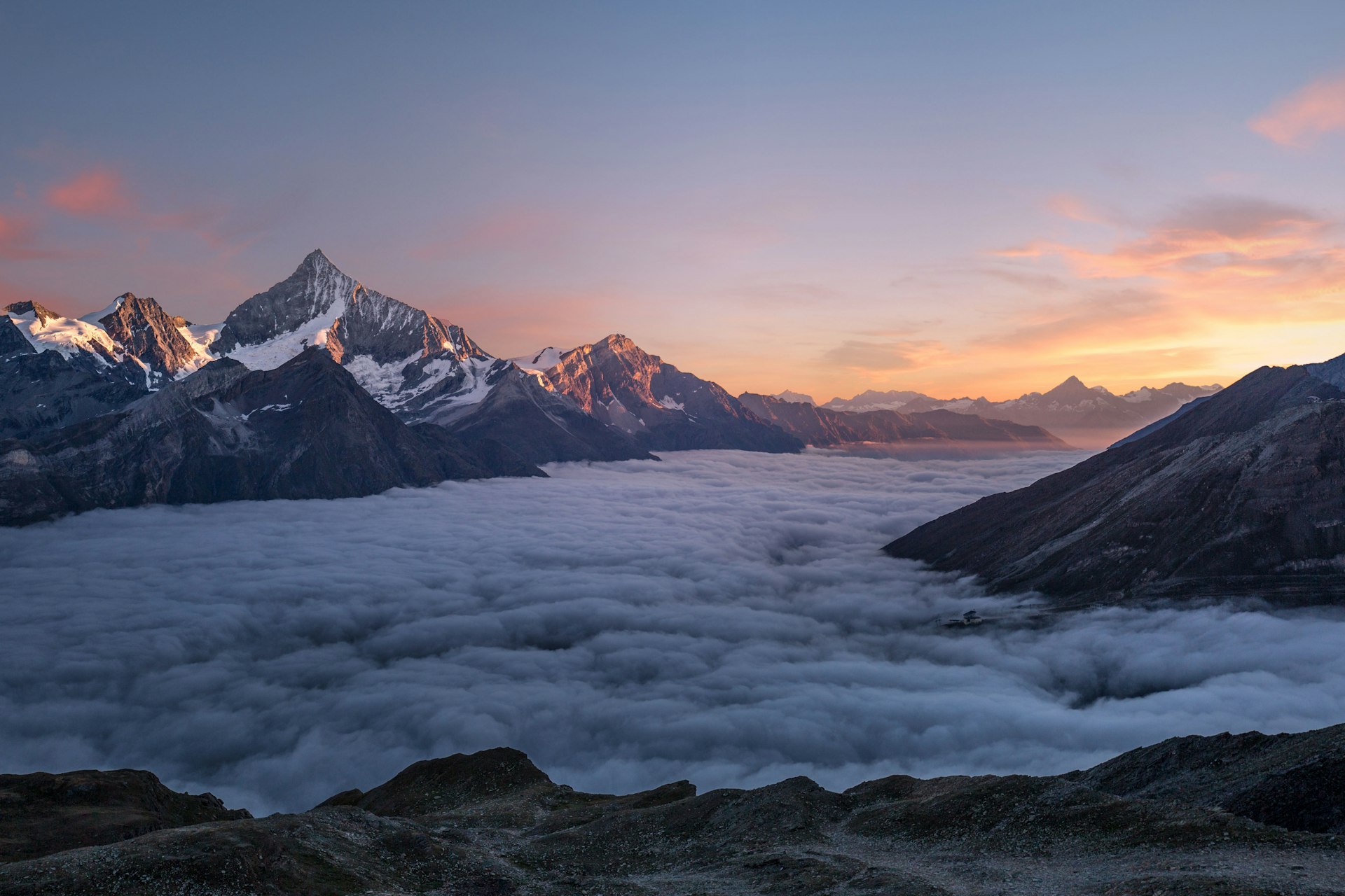 Alpine Berglandschaft mit dramatischen Gipfeln